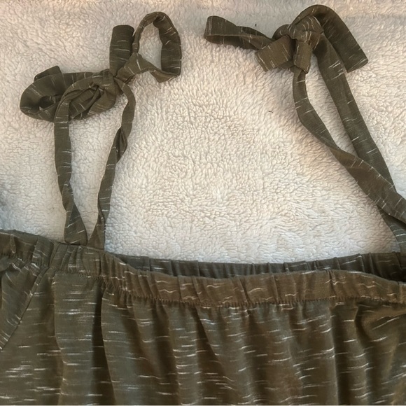 NWT Womens Olive Green Blouse ✨ - Picture 4 of 4